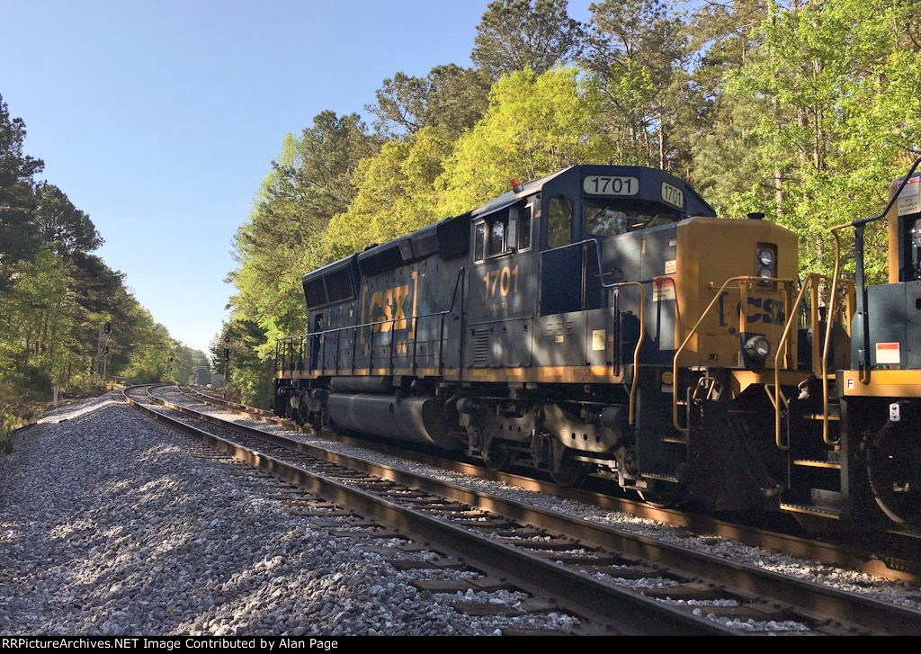 CSX 1701 lays over